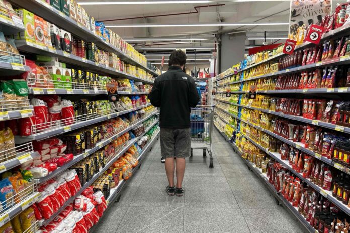 Gráfico conceptual de oferta y demanda explicando términos económicos