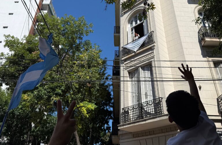 Fiscales piden prohibir a Cristina Kirchner salir al balcón