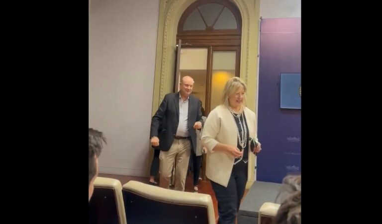 Ministros acompañan a Adorni en conferencia tras polémicas