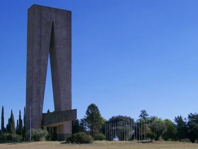 El monumento a JFK en La Pampa: un gigante en la llanura