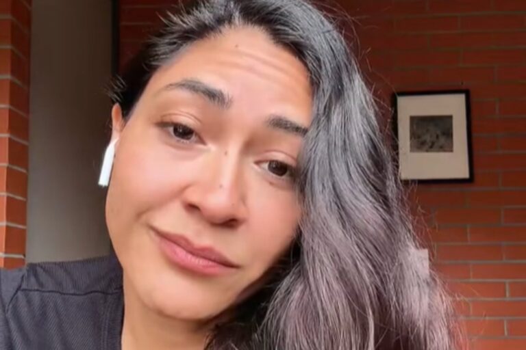 Roxy Cobos, una mujer mexicana, sonríe en un entorno urbano.