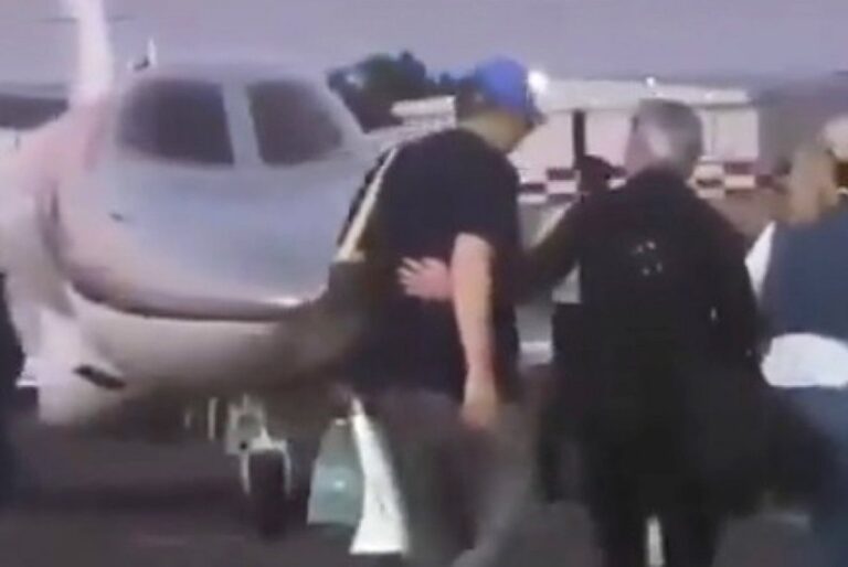 Ilustración de un avión privado en una pista de aeropuerto, con símbolos de justicia y documentos judiciales en primer plano.