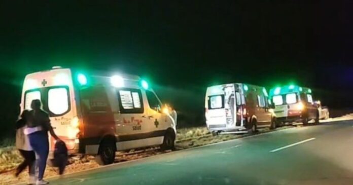 Accidente de tránsito en la Ruta Nacional 38, provincia de La Rioja, con vehículos involucrados en la banquina.