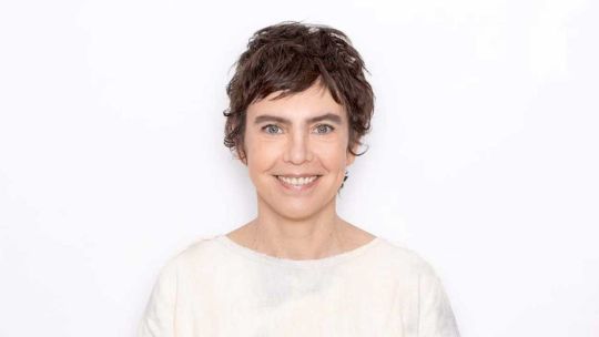 Adriana Calcanhotto cantando con guitarra en vivo