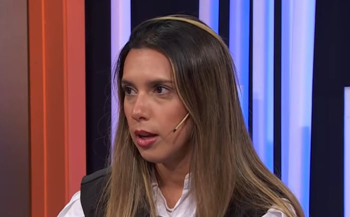 Agostina Páez, abogada santiagueña, habla en una entrevista