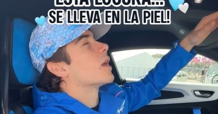 Franco Colapinto con la camiseta de Alpine en el Road Show de Palermo