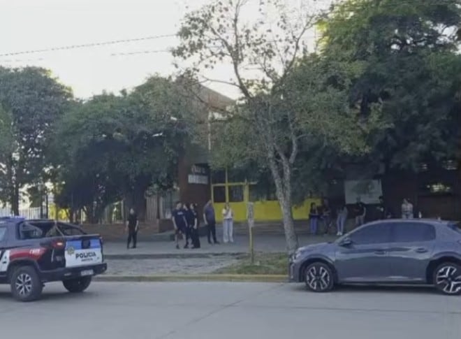 Operativo policial y ambulancias fuera de la Escuela N°40 Mariano Moreno en Santa Fe.