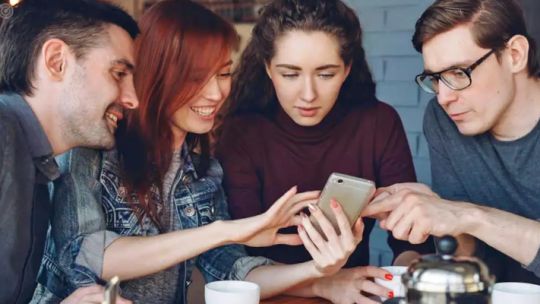 Ilustración de siluetas de diferentes generaciones conversando, con símbolos de redes sociales y elementos típicos argentinos de fondo.