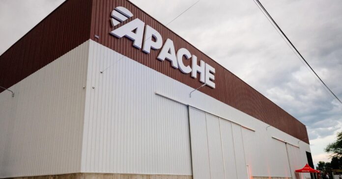 Logotipo de la empresa Apache Maquinaria Agrícola o una sembradora en un campo