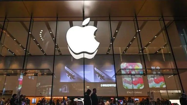 Logotipo de Apple con fondo que evoca 50 años de historia tecnológica