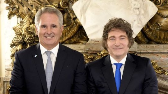 Bandera de Argentina y de Rusia con un símbolo de interrogación en el medio, representando la controversia diplomática.