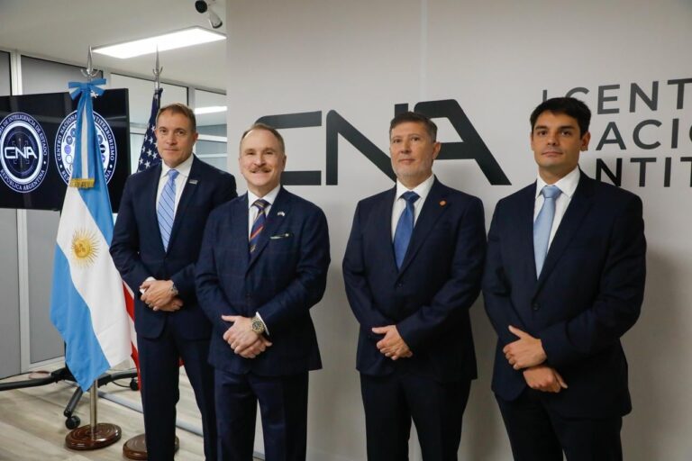 Autoridades durante la inauguración del Centro Nacional de Antiterrorismo en Argentina.