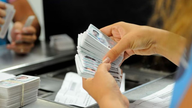 Fotografía de muestra del nuevo Documento Nacional de Identidad (DNI) argentino con chip.