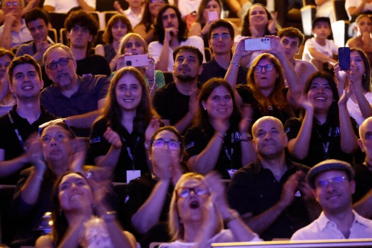 Público en el auditorio del Centro Cultural de la Ciencia en Palermo siguiendo en pantalla el lanzamiento de la misión Artemis II.