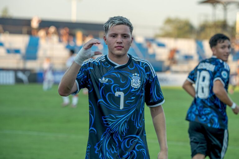 Jugadores de la Selección Argentina Sub 17 celebran un gol durante el partido contra Perú en el Sudamericano.