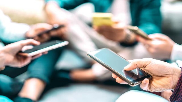 Personas realizando un pago acercando sus teléfonos celulares, ilustración de tecnología NFC.