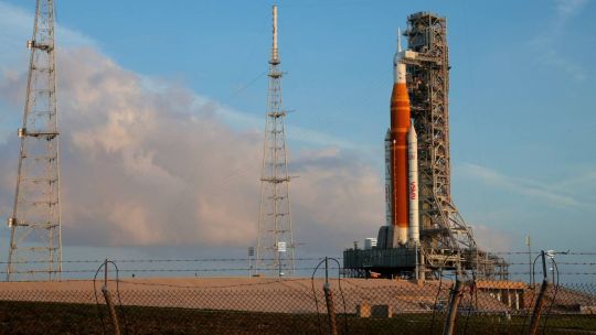 Cohete Space Launch System en la plataforma de lanzamiento para la misión Artemis II