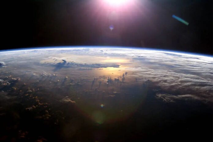 Fotografía de la Tierra en fase creciente, captada por la misión Artemis II de la NASA desde el espacio profundo.