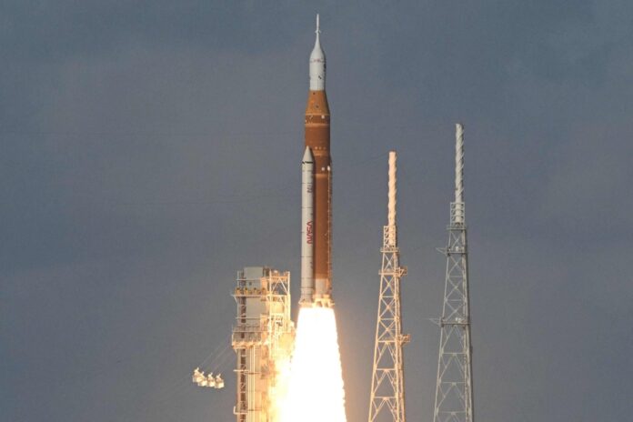 Ilustración de la cápsula Orion de la NASA amerizando en el océano Pacífico.