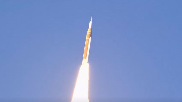 Ilustración o fotografía del lanzamiento del cohete de la misión Artemis II desde Cabo Cañaveral.