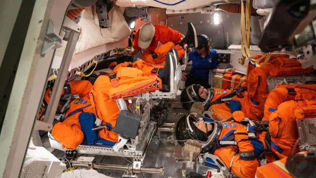 Ilustración de la cápsula Orión de la misión Artemis II reingresando a la atmósfera terrestre.