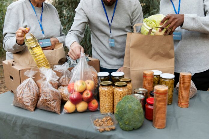 asistencia-alimentaria-chicago-abril-2026 Voluntarios organizando alimentos en una despensa comunitaria de Chicago