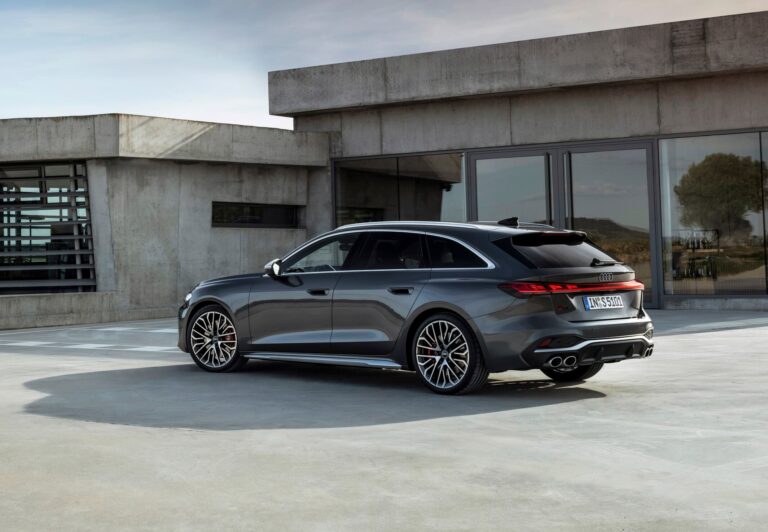 Audi S5 Avant color gris en exhibición, modelo station wagon deportivo de la marca alemana.