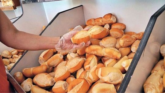 Pan francés recién horneado en una panadería de Córdoba