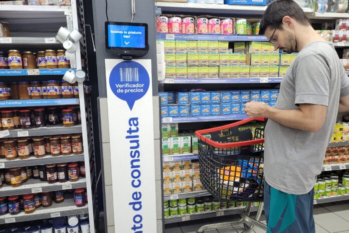 aumentos-productos-basicos-frutas-40-por-ciento-dos-meses Góndola de supermercado con frutas y verduras, representando los aumentos de precios.