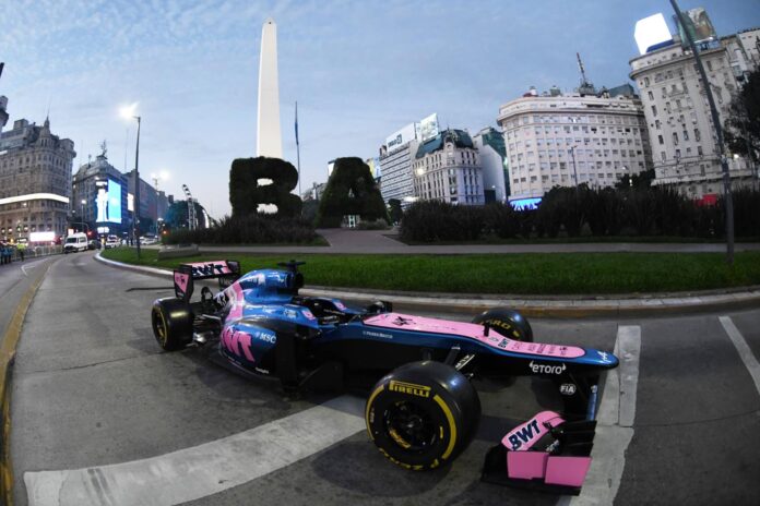 Monoplaza Lotus E20 con los colores de Alpine en el Obelisco de Buenos Aires para el Road Show de Franco Colapinto