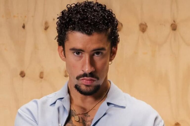 Bad Bunny sonriendo en un escenario o durante una entrevista