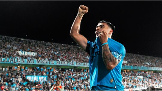 Jugadores de Belgrano celebran el gol frente a Aldosivi en el Torneo Apertura