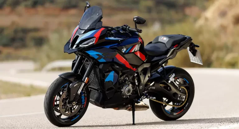 BMW M 1000 XR, moto deportiva crossover de color, estacionada de perfil.