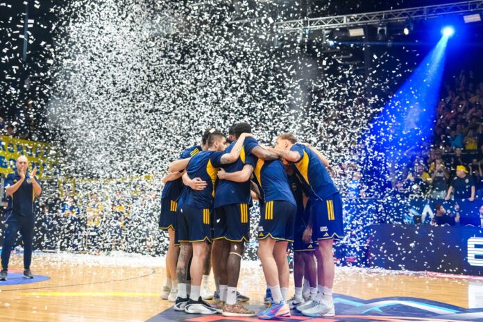 Jugadores de Boca Juniors celebran el título de la Champions League Americas de básquetbol.
