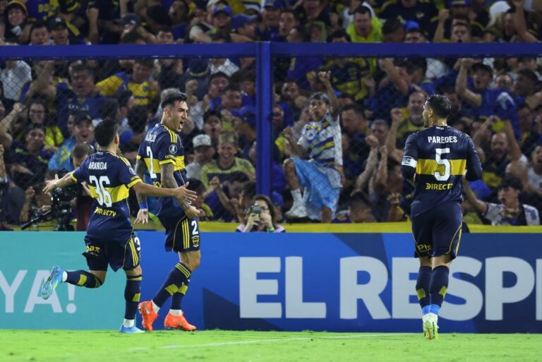 Jugadores de Boca Juniors celebran un gol ante Barcelona de Ecuador en La Bombonera.