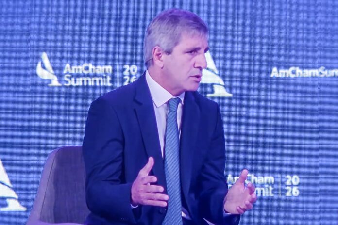 El ministro de Economía Luis Caputo durante una conferencia de prensa.
