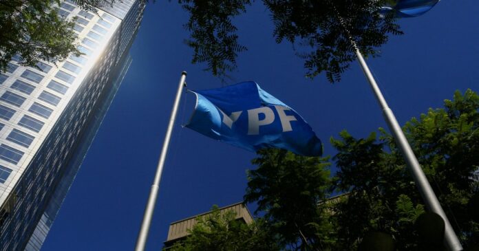 caso-ypf-burford-pide-mas-tiempo-apelar-fallo-argentina Ilustración de una balanza de justicia con los logos de YPF y Burford Capital en los platillos.