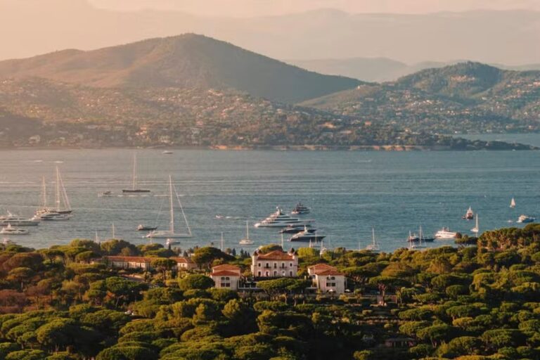 Vista frontal del Château de La Messardière, un imponente castillo hotelero en la Riviera francesa, con jardines y piscina.