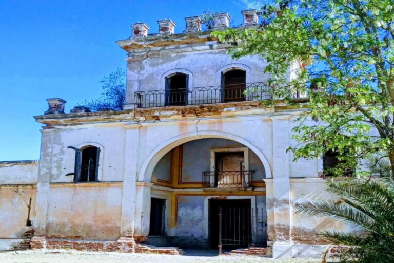 Fachada y torreón del antiguo castillo o casco de estancia, ubicado en las cercanías de La Toma, provincia de San Luis.