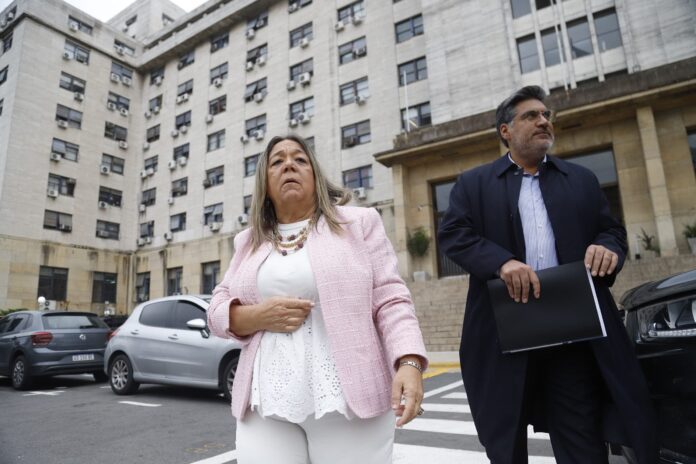 causa-adorni-escribana-nechevenko-investigacion Símbolo de la justicia y un documento notarial en un escritorio.