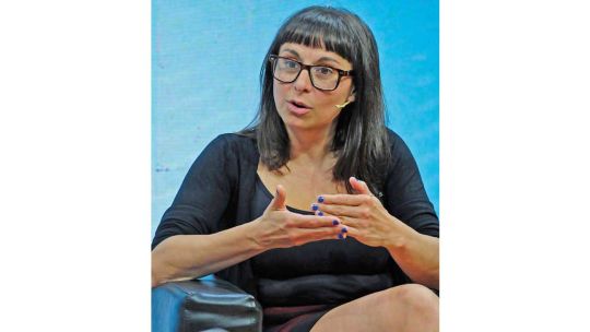 Cecilia Rikap, economista e investigadora, durante una entrevista analizando el poder de las corporaciones.