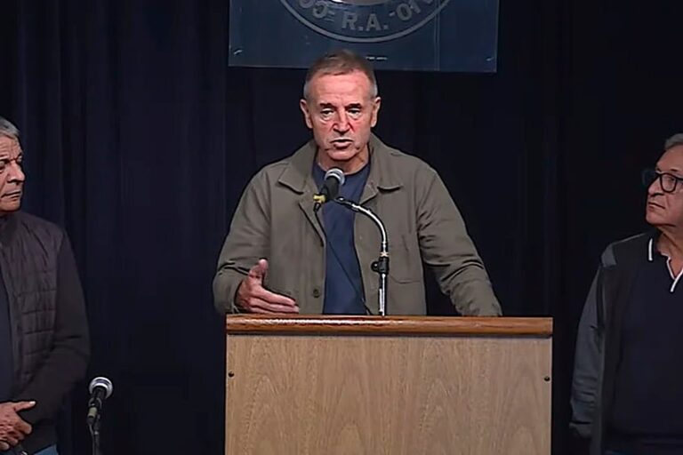 Conferencia de prensa del triunvirato de la CGT anunciando la movilización.