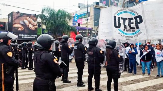 Manifestantes en una movilización sindical previa en Plaza de Mayo, Buenos Aires.