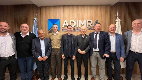 Reunión entre representantes industriales argentinos y delegados chinos en una mesa de trabajo.