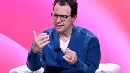 Captura de pantalla de Microsoft Word mostrando la interfaz del complemento de inteligencia artificial Claude de Anthropic.