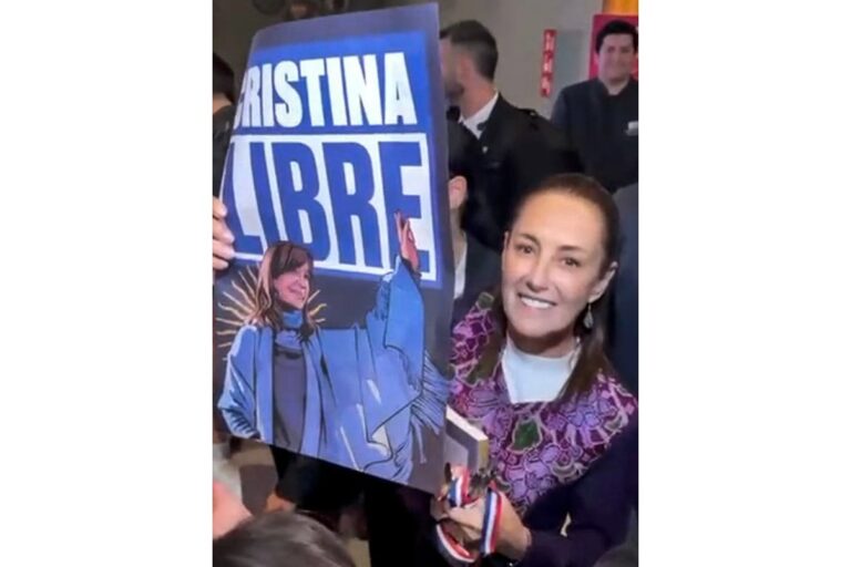 Claudia Sheinbaum, presidenta de México, sostiene un cartel que dice 'Cristina Libre' en un evento en Barcelona.