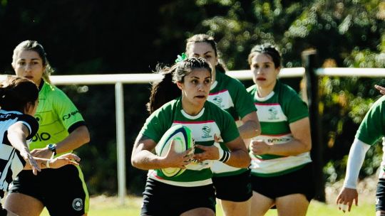 Equipo de rugby femenino del Club Taborín de Córdoba celebra el título sudamericano.