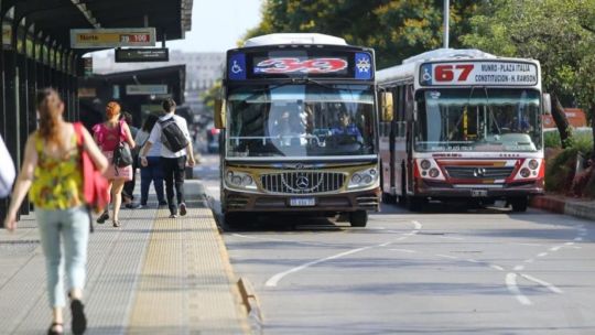 Colectivo urbano en una calle de Buenos Aires, con tráfico de fondo.