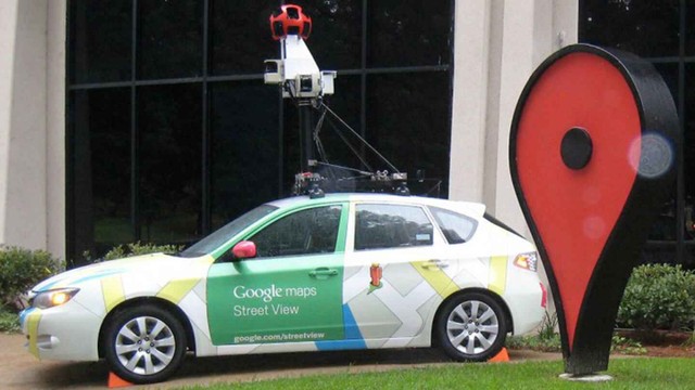 Vehículo de Google Street View capturando imágenes en una calle