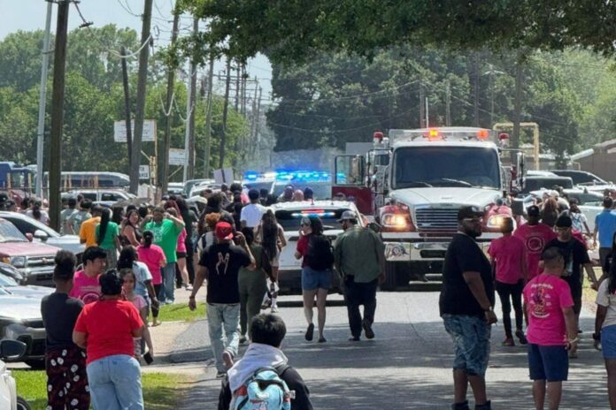 Vista aérea de la escena del incidente en el desfile del Festival de Año Nuevo Lao en Luisiana, con presencia de vehículos de emergencia.